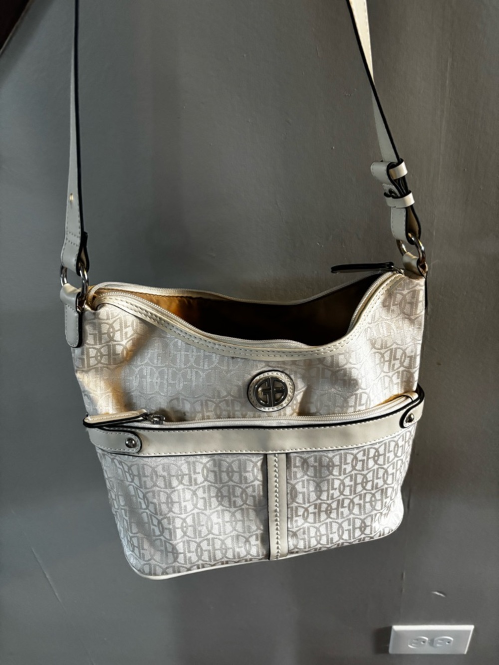 Giani Bernini monogramed white and cream shoulder bag like new!